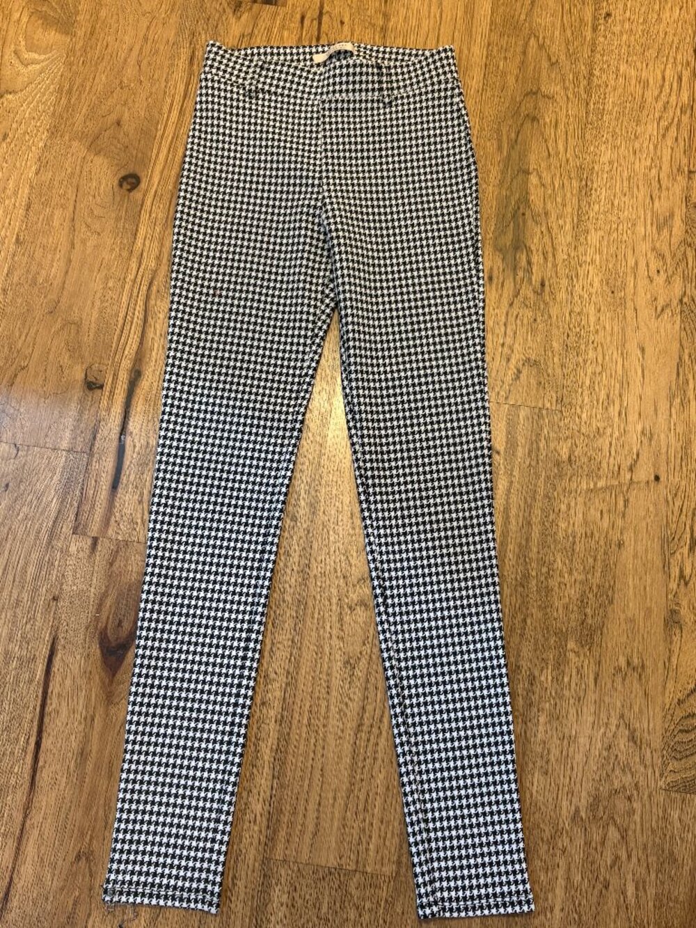 Active USA black and white hounds tooth print capris